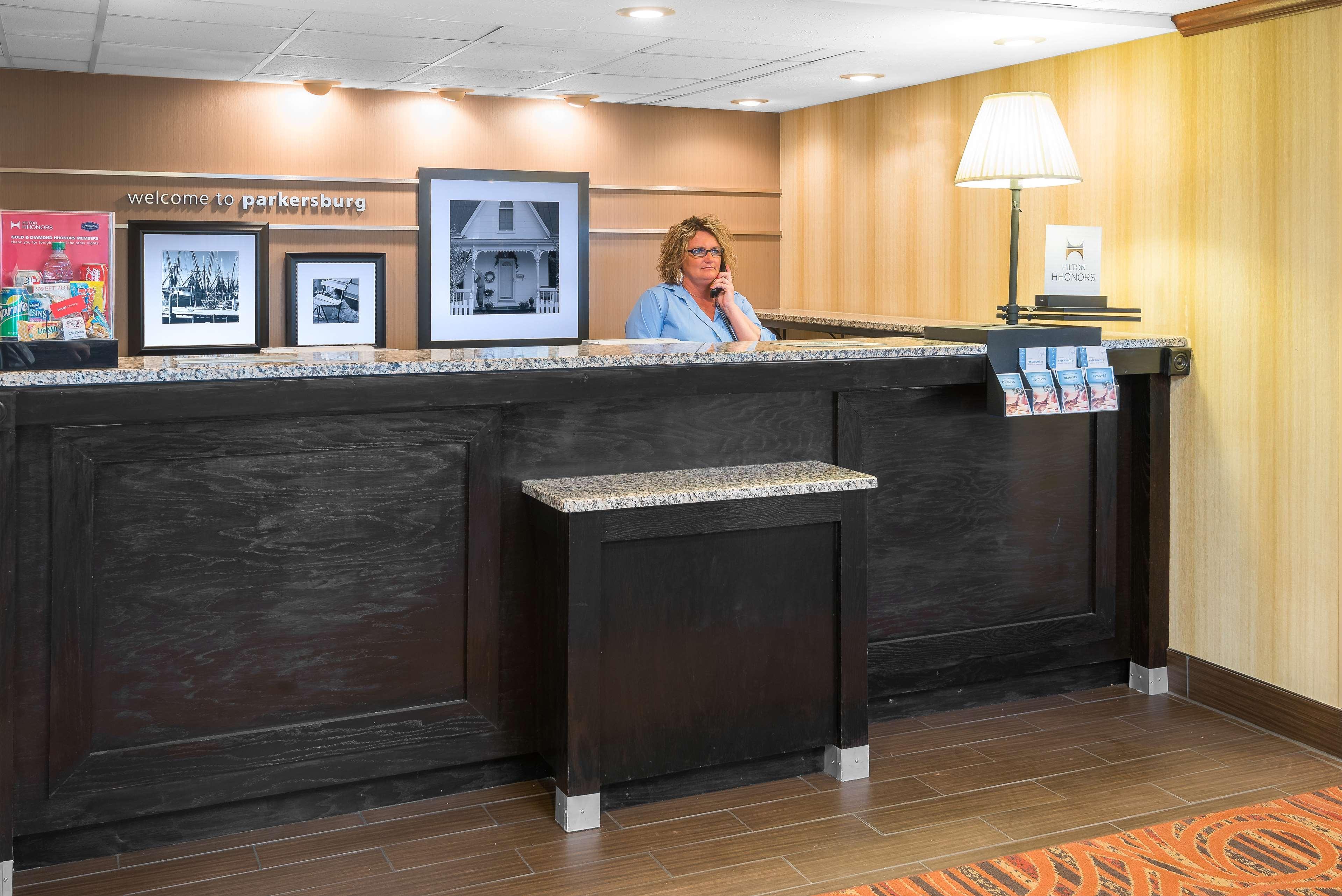 Hampton Inn Parkersburg/Mineral Wells Exterior photo