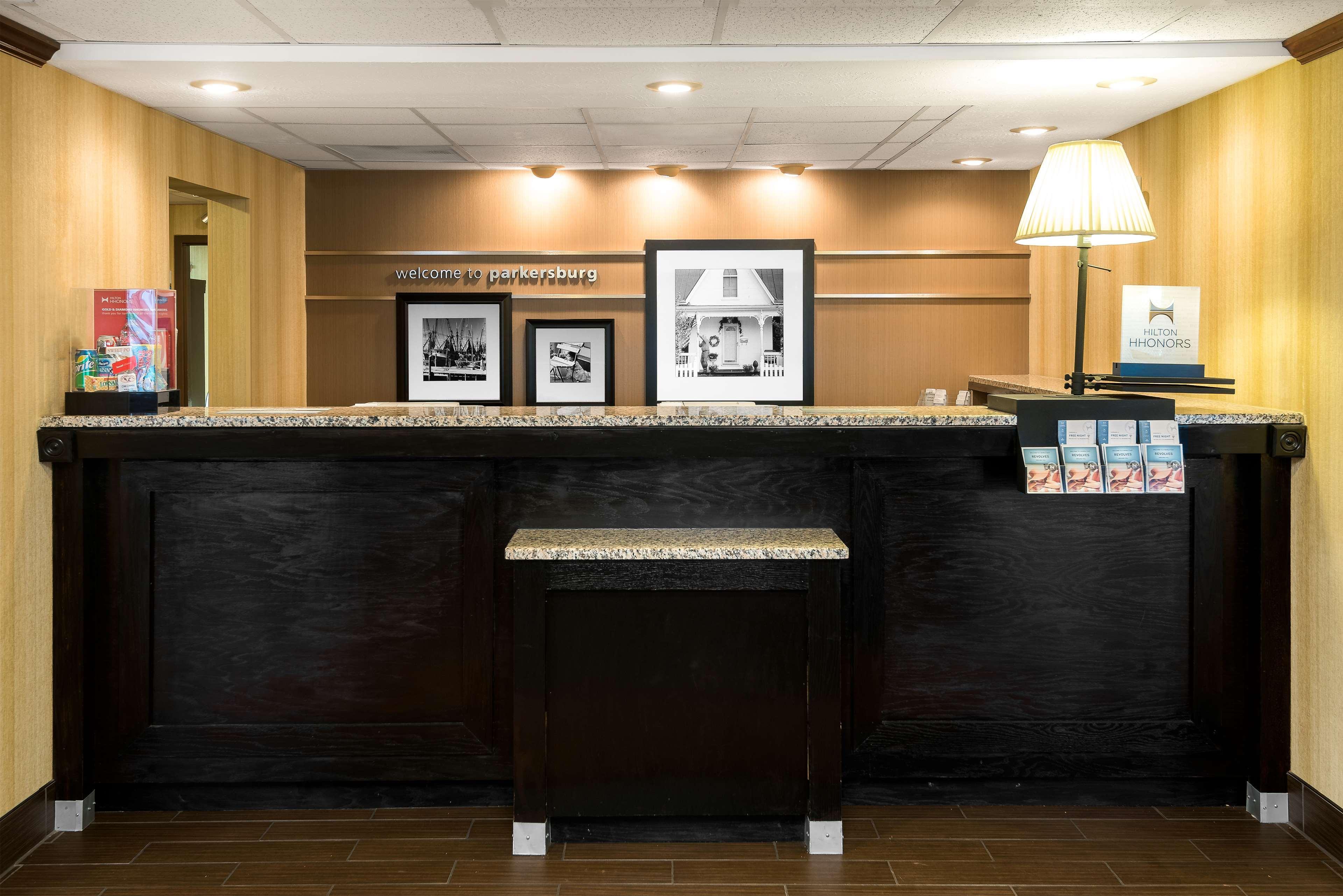 Hampton Inn Parkersburg/Mineral Wells Exterior photo