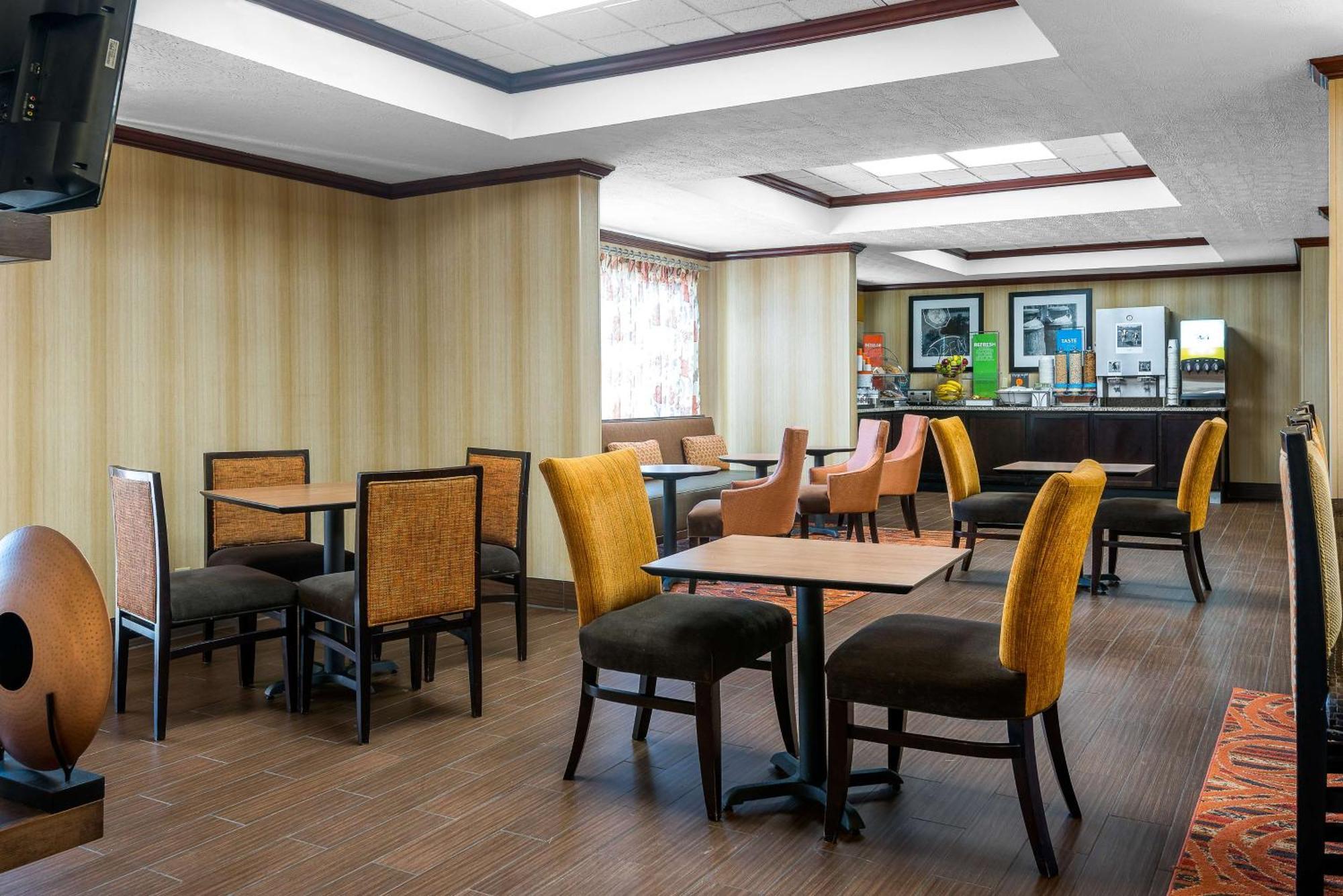 Hampton Inn Parkersburg/Mineral Wells Exterior photo